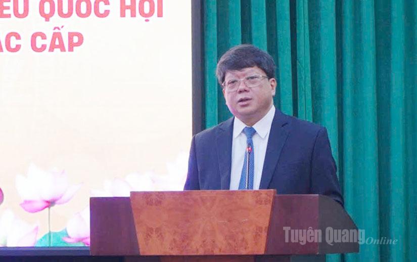 Tovarășa Ha Trung Kien, membră a Comitetului Permanent al Partidului din Provincial, vicepreședinte permanent al Comitetului Frontului Patriei din Provincial, a vorbit la conferință.