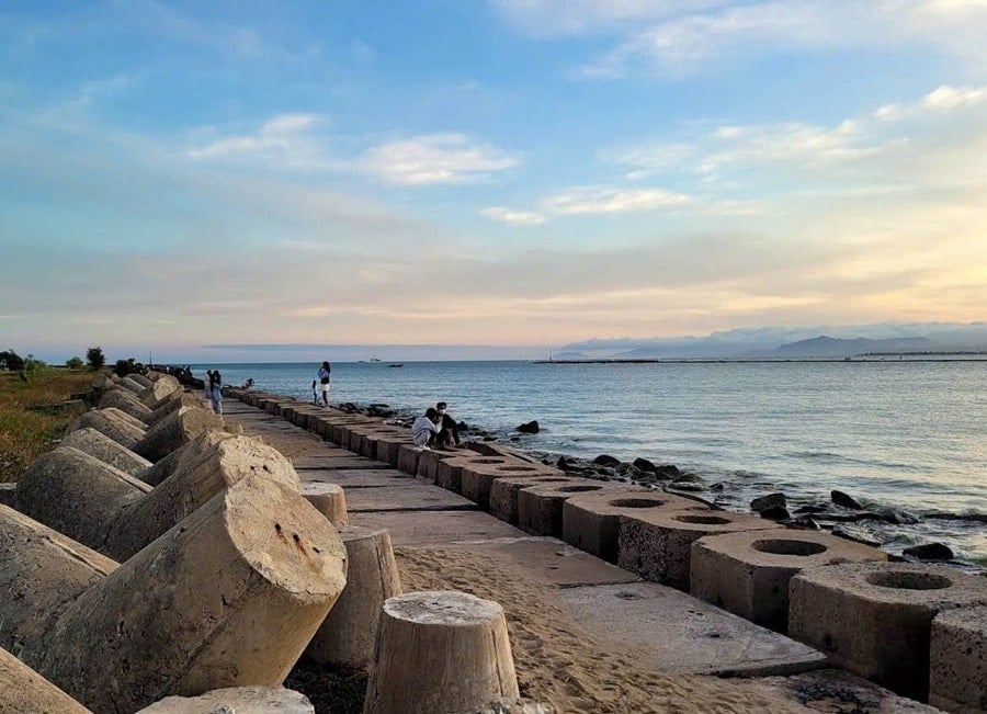 thư giãn tại bờ kè Khánh Hợi