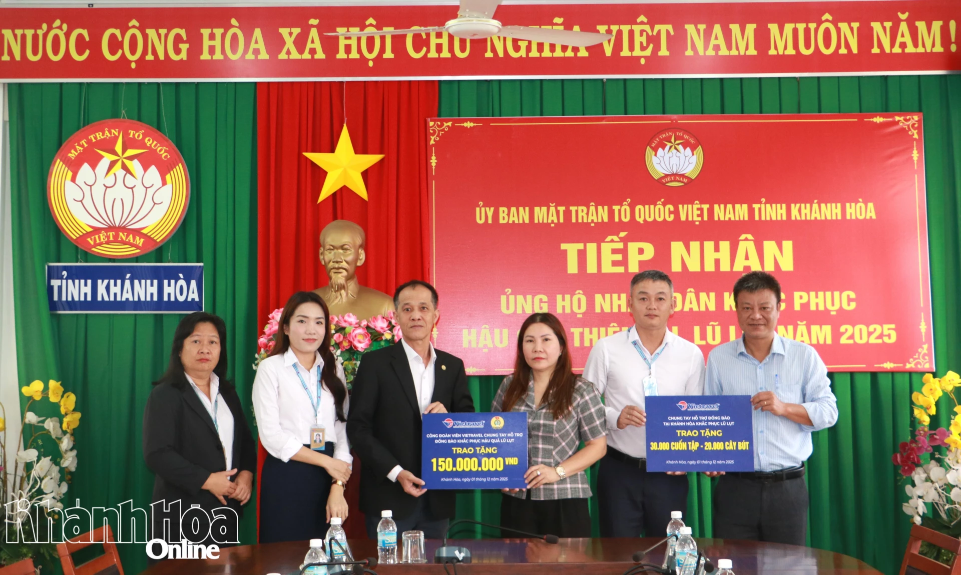 តំណាងក្រុមហ៊ុន Vietravel Tourism Joint Stock Company បានធ្វើបទបង្ហាញលើក្រុមប្រឹក្សាភិបាលជានិម្មិតរូបនៃមូលនិធិជួយដល់ប្រជាជនក្នុងការជម្នះការខូចខាតដោយសារទឹកជំនន់។