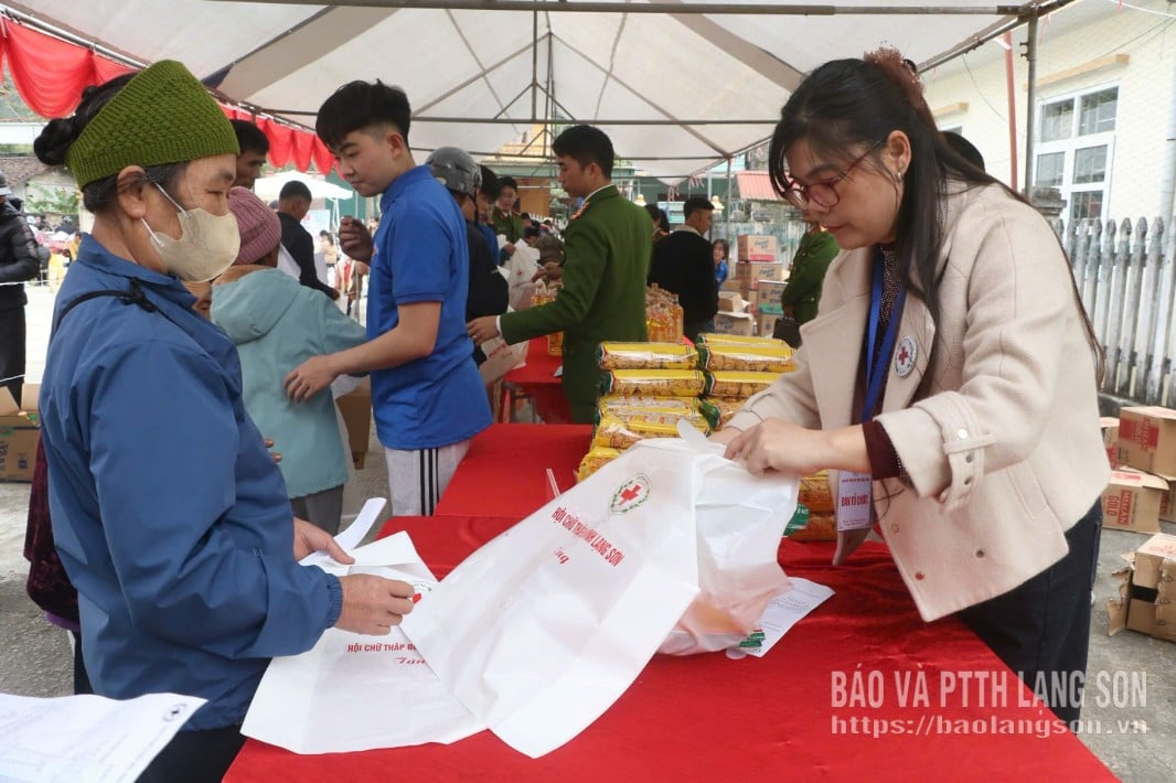 صوبائی ریڈ کراس کا عملہ انسانی ہمدردی کے بازار بوتھ پر مشکل حالات میں غریب گھرانوں اور گھرانوں کی ضروریات کی مدد کرتا ہے۔