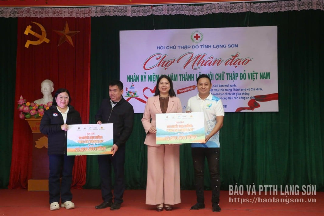 مندوبین نے غریب طلباء کو علامتی وظیفے کی تختیاں پیش کیں جنہوں نے مشکلات پر قابو پایا اور بنہ گیا اور تھین تھواٹ کمیون میں اچھی تعلیم حاصل کی۔