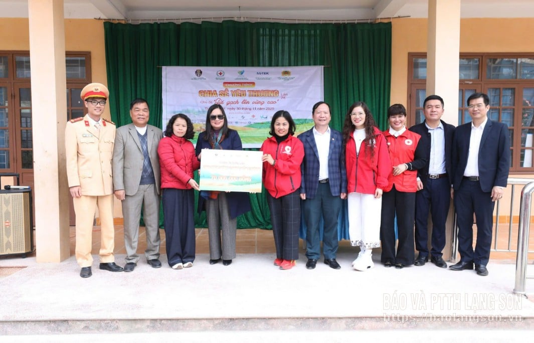 مندوبین نے بان چک سکول، تھیئن تھواٹ کمیون میں کلاس رومز کی مرمت اور اپ گریڈنگ کے لیے فنڈنگ ​​کی حمایت کے لیے ایک علامتی تختی پیش کی۔