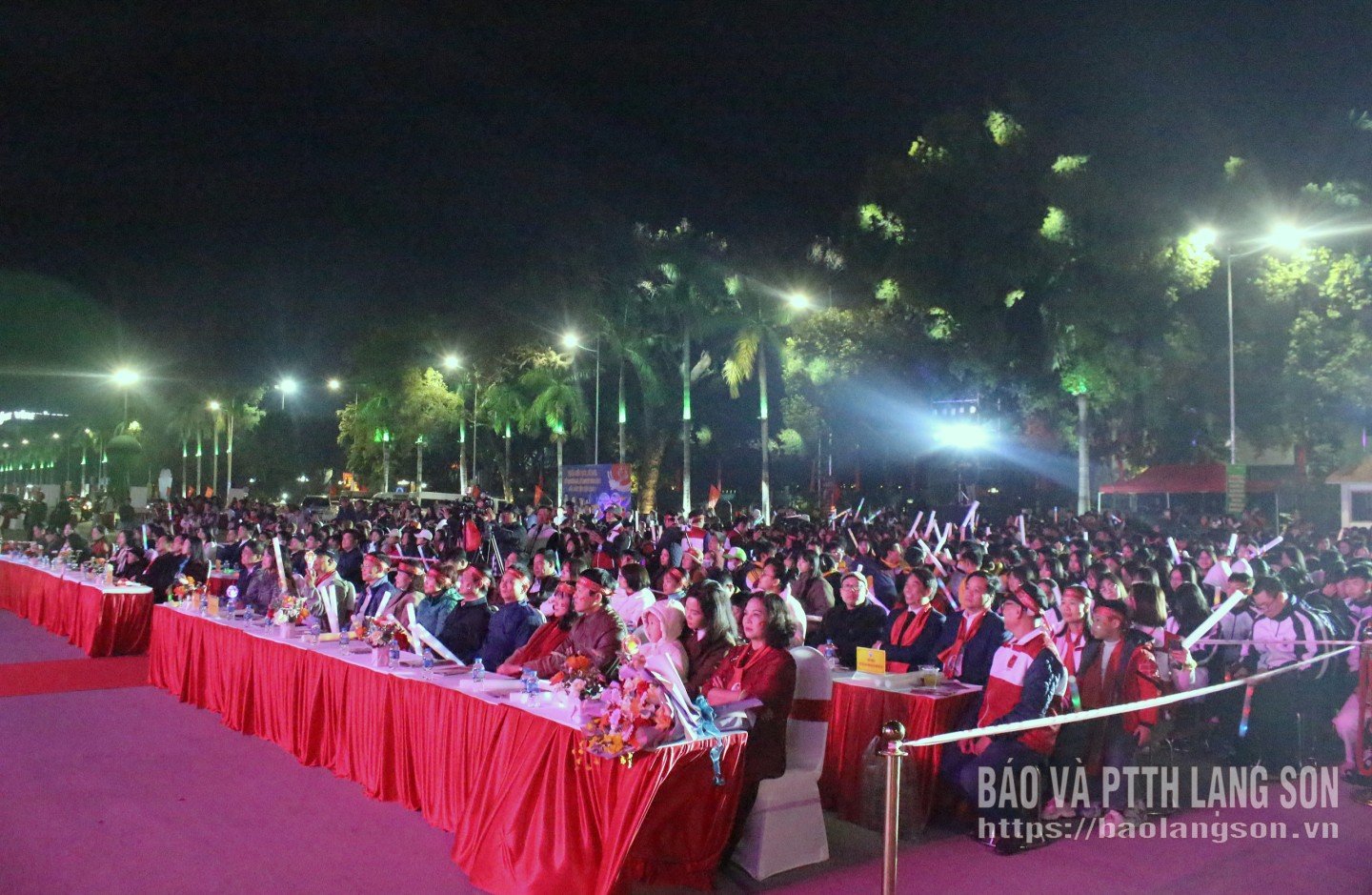 میوزک نائٹ سے لطف اندوز ہونے اور خوش کرنے کے لیے ایک بڑا ہجوم آیا۔