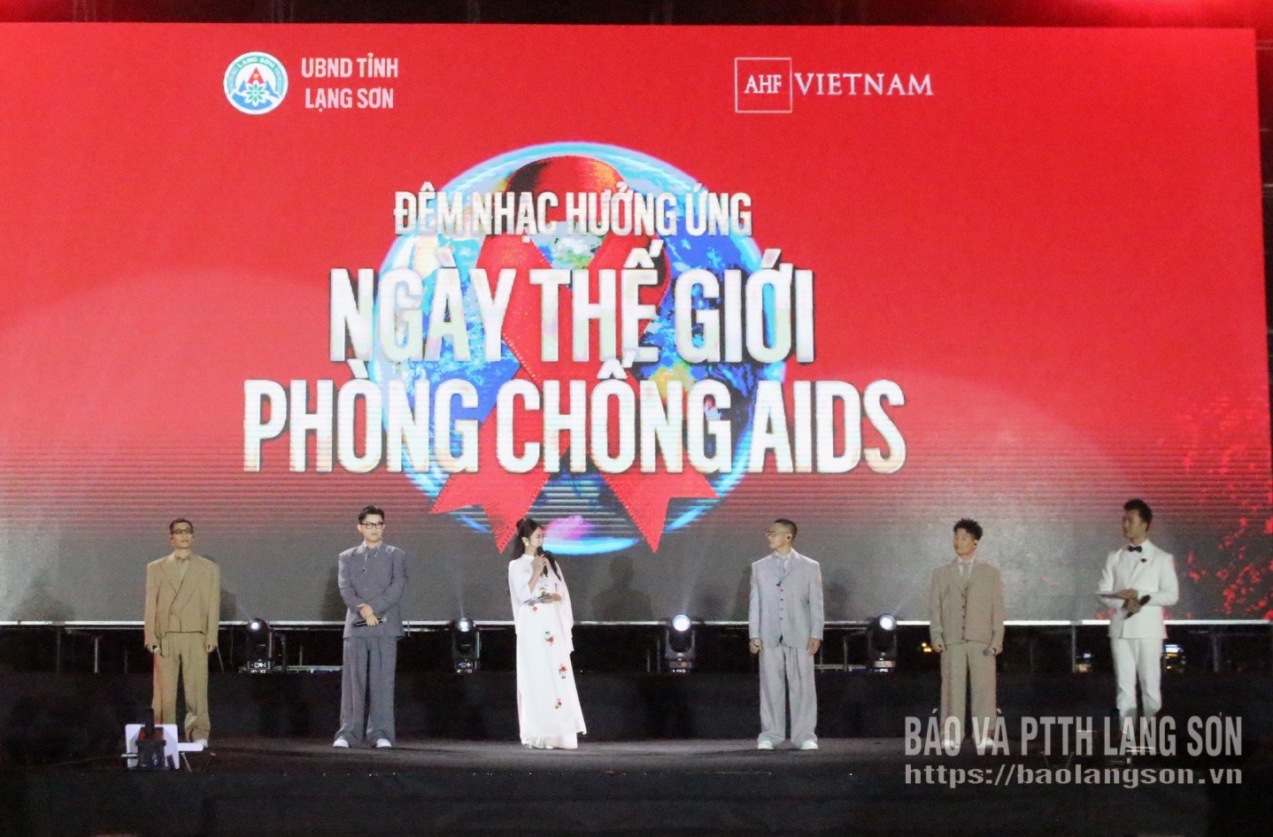 OPLUS گروپ کے اراکین موسیقی کی رات میں MC کے ساتھ بات چیت کرتے ہیں۔