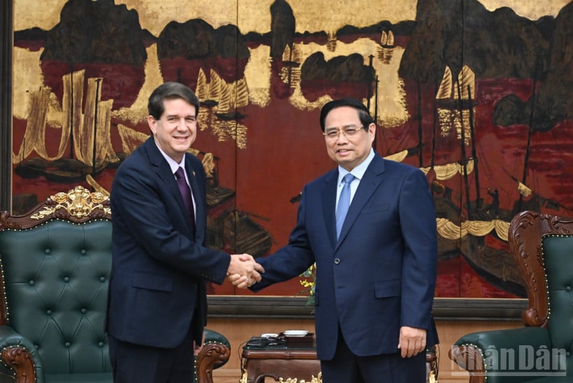 El primer ministro Pham Minh Chinh y el presidente de la Agencia Cubana de Noticias (Prensa Latina), Jorge Legañoa Alonso. (Foto: TRAN HAI)