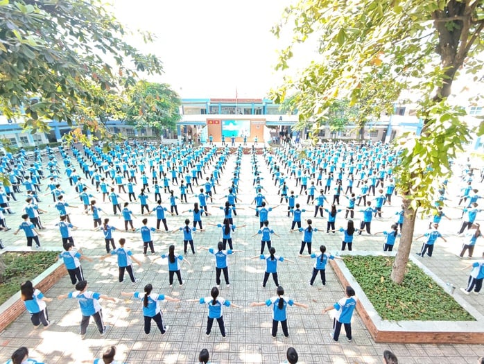 Mãn nhãn hình ảnh học sinh TP HCM đồng diễn võ nhạc Vovinam, tạo kỷ lục kép - Ảnh 1.