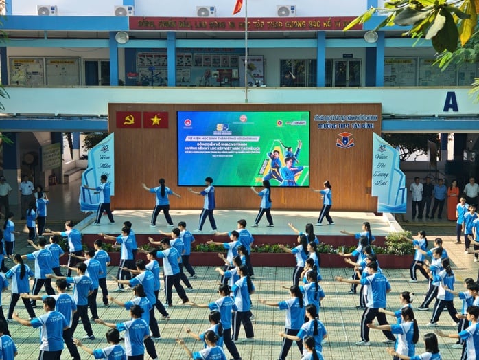Mãn nhãn hình ảnh học sinh TP HCM đồng diễn võ nhạc Vovinam, tạo kỷ lục kép - Ảnh 2.