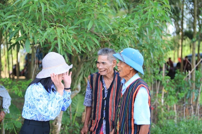 Просування традиційної культурної ідентичності для створення доданої цінності місцевим продуктам - Фото 1. Phát huy bản sắc văn hóa truyền thống để tạo giá trị gia tăng cho sản phẩm địa phương - Ảnh 1.