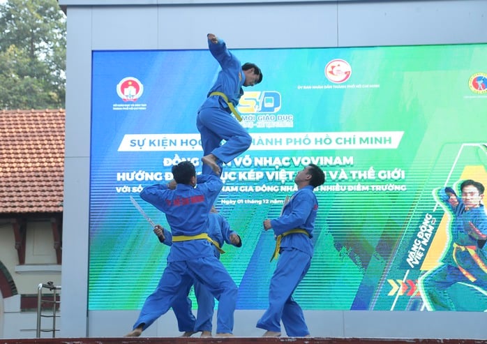 Mãn nhãn hình ảnh học sinh TP HCM đồng diễn võ nhạc Vovinam, tạo kỷ lục kép - Ảnh 3.