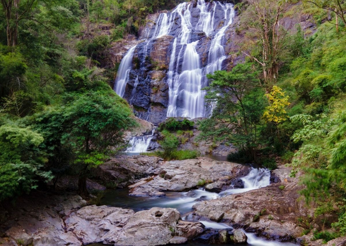 Khung cảnh thác Chapơr nhìn từ xa với dòng nước trắng xóa đổ xuống giữa núi rừng xanh mướt.