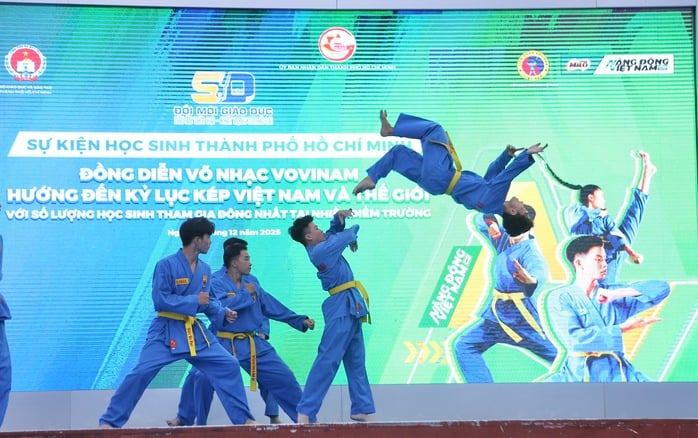 Mãn nhãn hình ảnh học sinh TP HCM đồng diễn võ nhạc Vovinam, tạo kỷ lục kép - Ảnh 4.