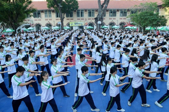 Mãn nhãn hình ảnh học sinh TP HCM đồng diễn võ nhạc Vovinam, tạo kỷ lục kép - Ảnh 7.
