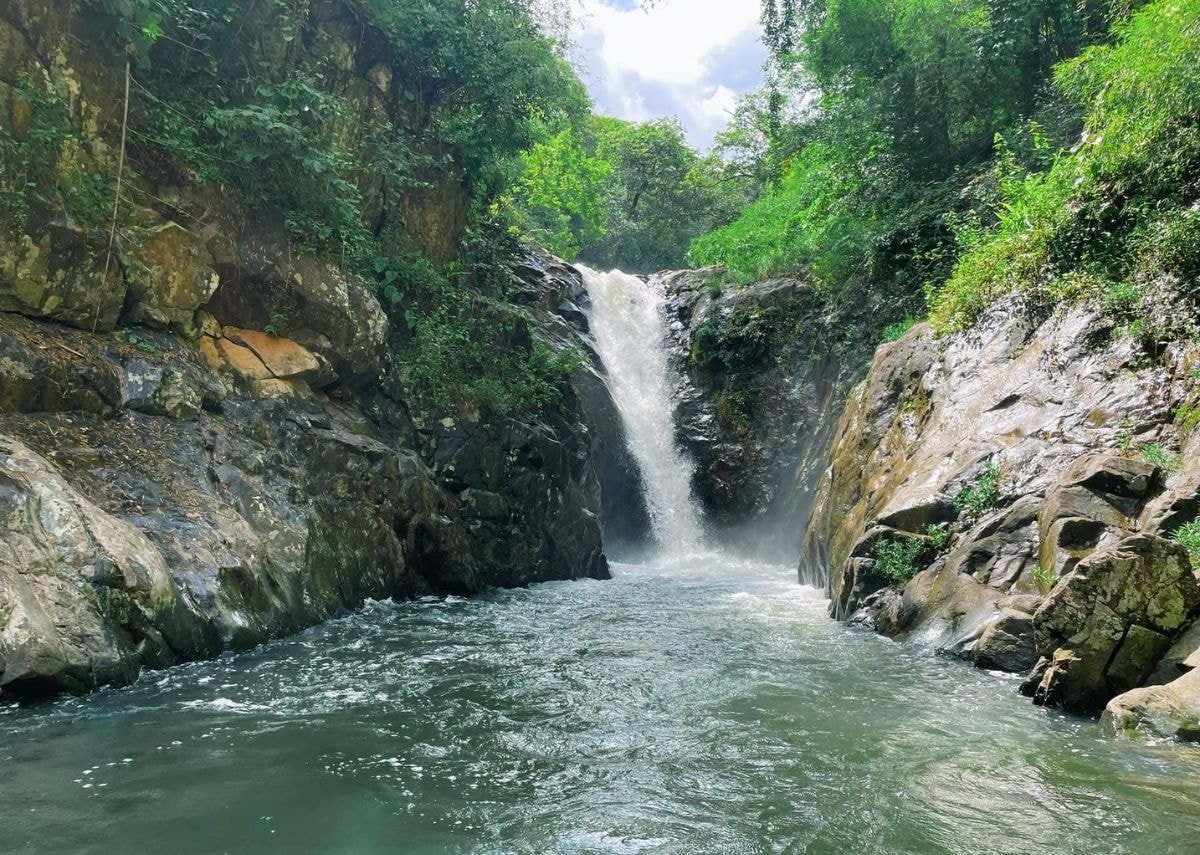 Vẻ đẹp hùng vĩ của thác Chapơr với dòng nước đổ mạnh xuống các bậc đá.