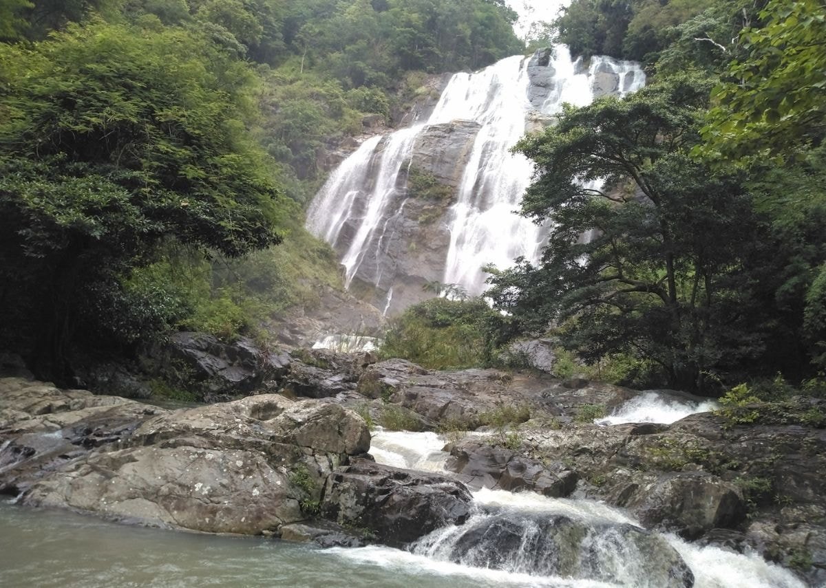 Một du khách đang tận hưởng dòng nước trong và mát tại hồ nước dưới chân thác Chapơr.