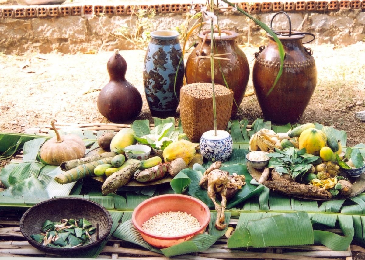 Các món ăn đặc sản của người Raglai được bày trên lá chuối, bao gồm cơm lam và thịt nướng.