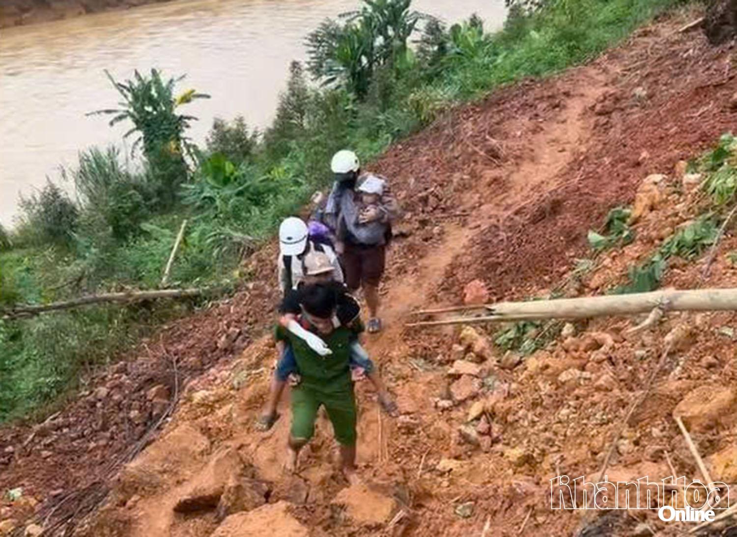 Agenten van de politie van de gemeente Tay Khanh Son brachten mevrouw Cao Thi Can naar een veilige plek.