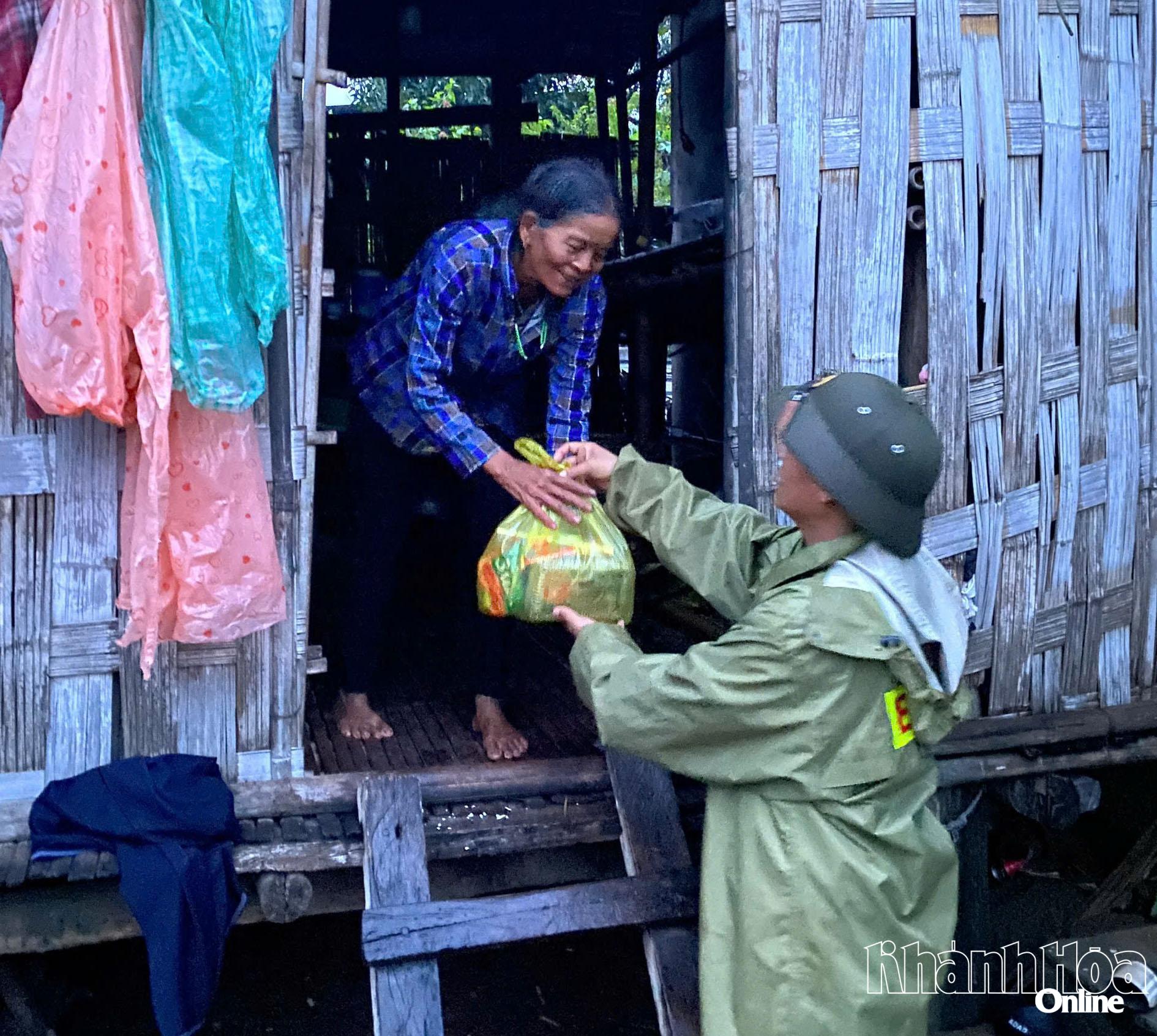 Politie van de gemeente Tay Khanh Son brengt voedselhulp naar de mensen