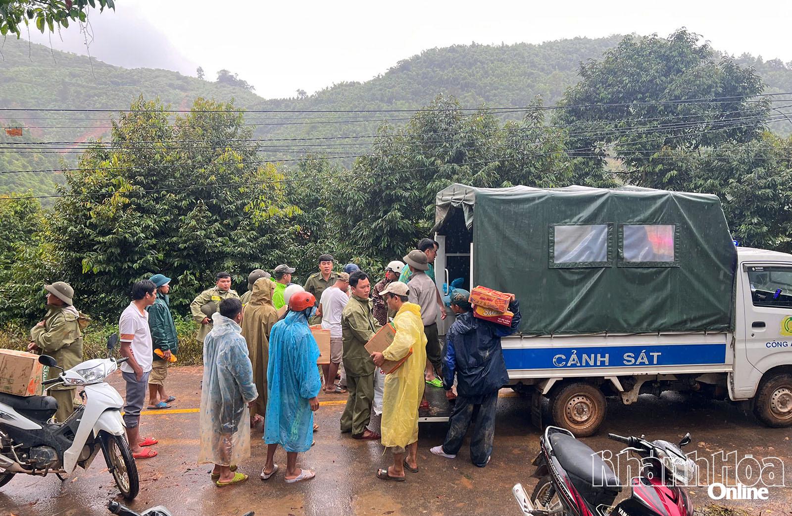 De politie van de gemeente en functionele eenheden van de gemeente leverden met spoed hulpgoederen aan de lokale bevolking.