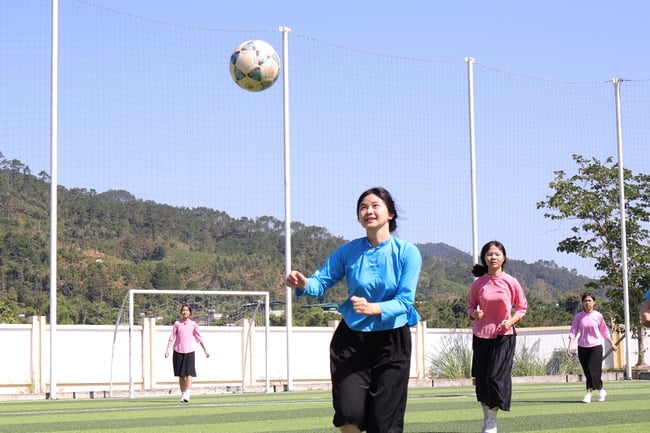 스포츠-문화-관광: 이 3인조가 광닌성에서 독특한 여자 축구 토너먼트를 개최합니다. - 사진 1. Thể thao - văn hóa - du lịch: Bộ ba tạo nên giải bóng đá nữ độc đáo của Quảng Ninh - Ảnh 1.