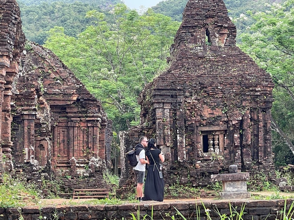 ບັນດາ​ການ​ເຄື່ອນ​ໄຫວ​ສະ​ເຫຼີ​ມສະຫຼອງ 26 ປີ​ແຫ່ງ​ວັນ​ໂຮ້ຍອານ ​ແລະ ລູກ​ຊາຍ​ຂອງ​ຂ້າພະ​ເຈົ້າ​ໄດ້​ຮັບ​ການ​ຮັບ​ຮອງ​ເປັນ​ມໍລະດົກ​ວັດທະນະທຳ​ໂລກ - ຮູບ​ທີ 7