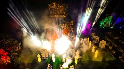 “ຍາມກາງຄືນລູກຊາຍຂອງຂ້ອຍ” ດຶງດູດນັກທ່ອງທ່ຽວດ້ວຍແສງໄຟ, ດົນຕີແລະການເຕັ້ນຈໍາປາ