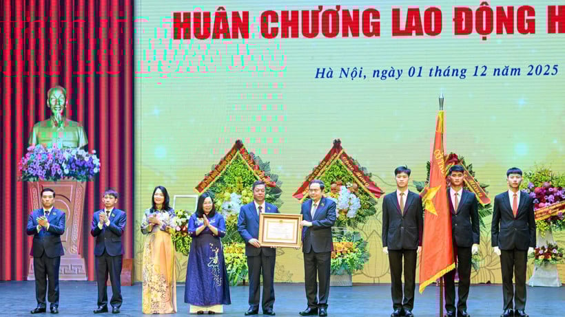 Thay mặt Lãnh đạo Đảng và Nhà nước, Chủ tịch Quốc hội Trần Thanh Mẫn trao tặng Huân chương Lao động hạng Nhất cho Nhà xuất bản Chính trị quốc gia Sự thật. (Ảnh: DUY LINH)