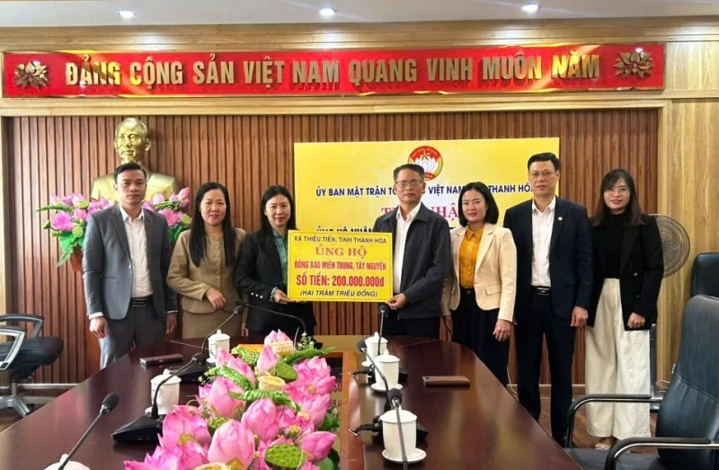 ティエウティエン村とティエウクアン村の中部および中部高原地帯の人々への支援を受ける