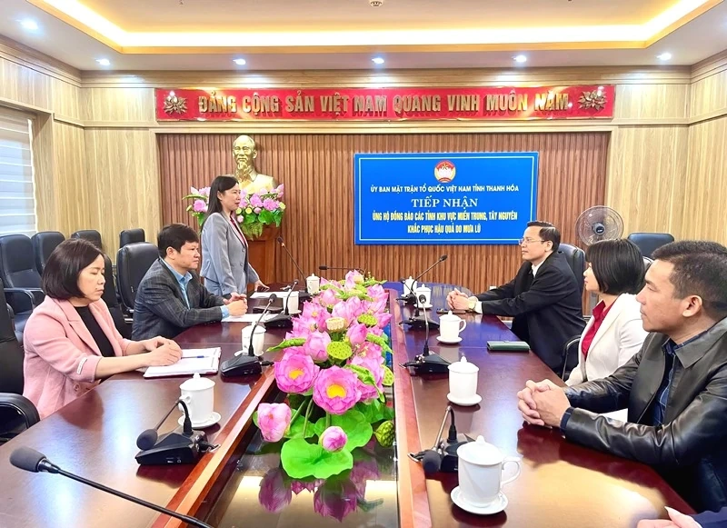 ティエウティエン村とティエウクアン村の中部および中部高原地帯の人々への支援を受ける