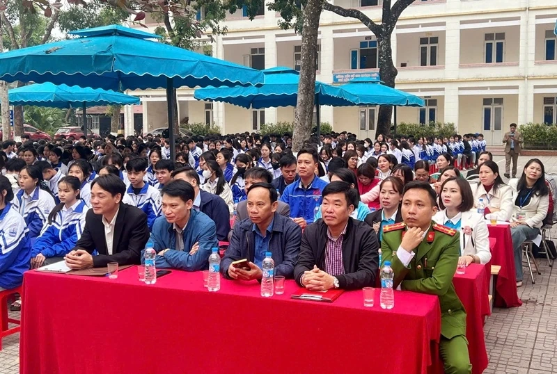 Elever fra Yen Phu kommune lærer om HIV/AIDS-respons og forebygging av skolevold