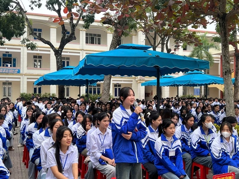 Elever fra Yen Phu kommune lærer om HIV/AIDS-respons og forebygging av skolevold