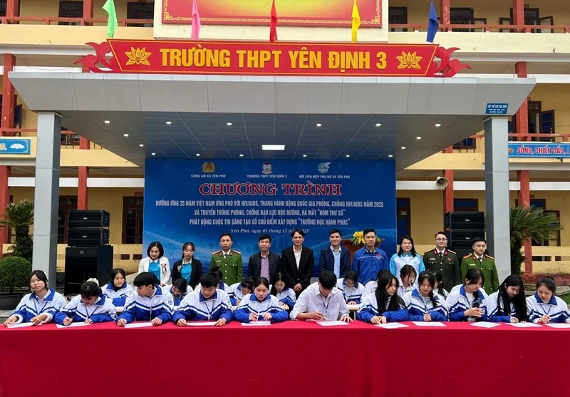 Elever fra Yen Phu kommune lærer om HIV/AIDS-respons og forebygging av skolevold