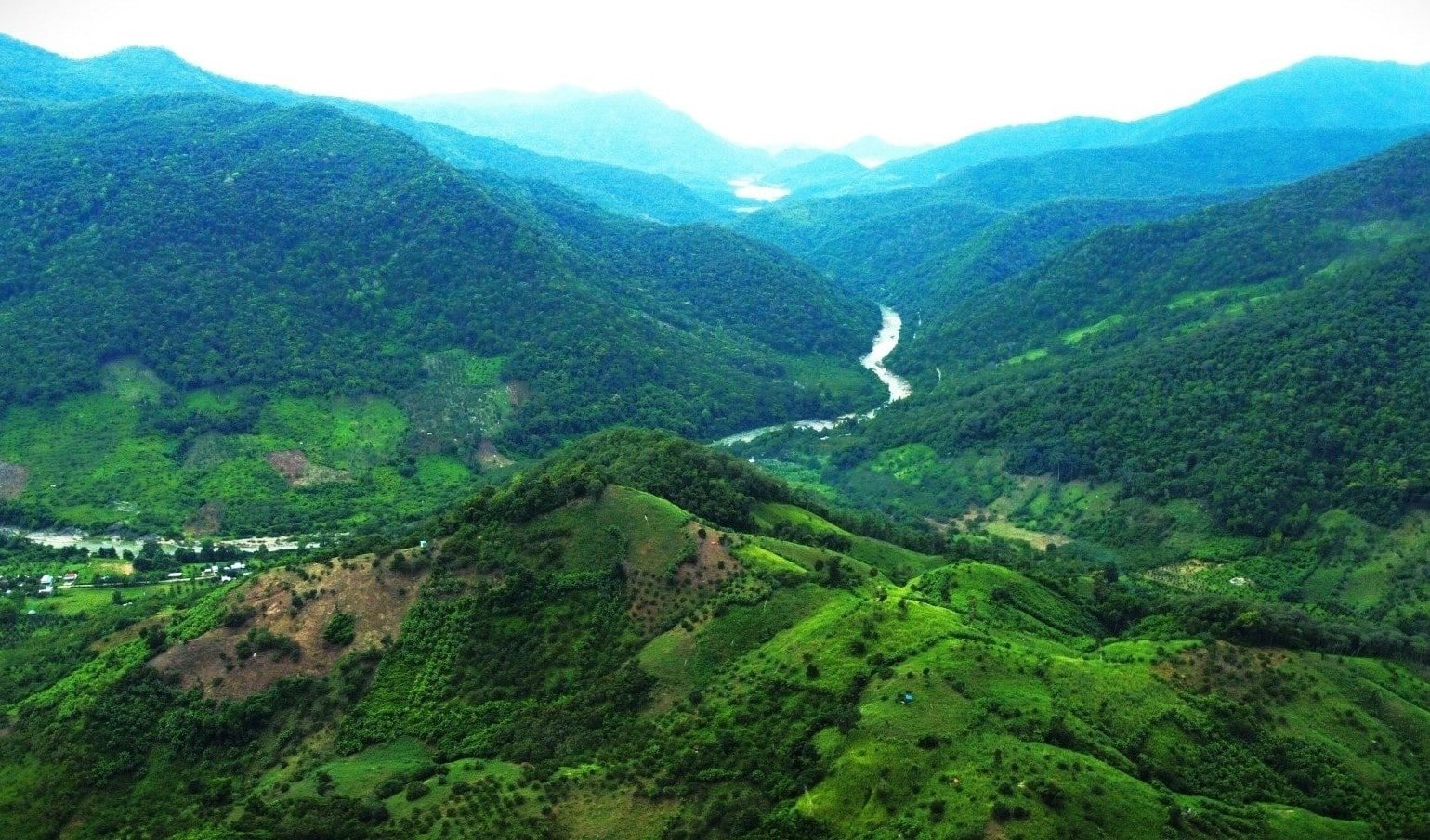 ទេសភាពនៃឧទ្យានជាតិ Phuoc Binh ពីខាងលើជាមួយនឹងពណ៌បៃតងដ៏ធំសម្បើមនៃភ្នំ និងព្រៃឈើ។