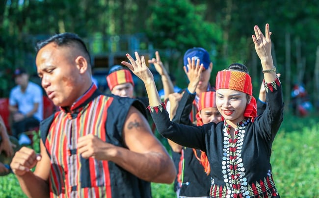 Dezavantajlı bölgelerdeki kadınlar, kültür ve turizm girişimleri sayesinde hayatlarını değiştiriyor - Fotoğraf 2. Phụ nữ vùng khó khăn đổi đời nhờ khởi nghiệp văn hóa – du lịch - Ảnh 2.