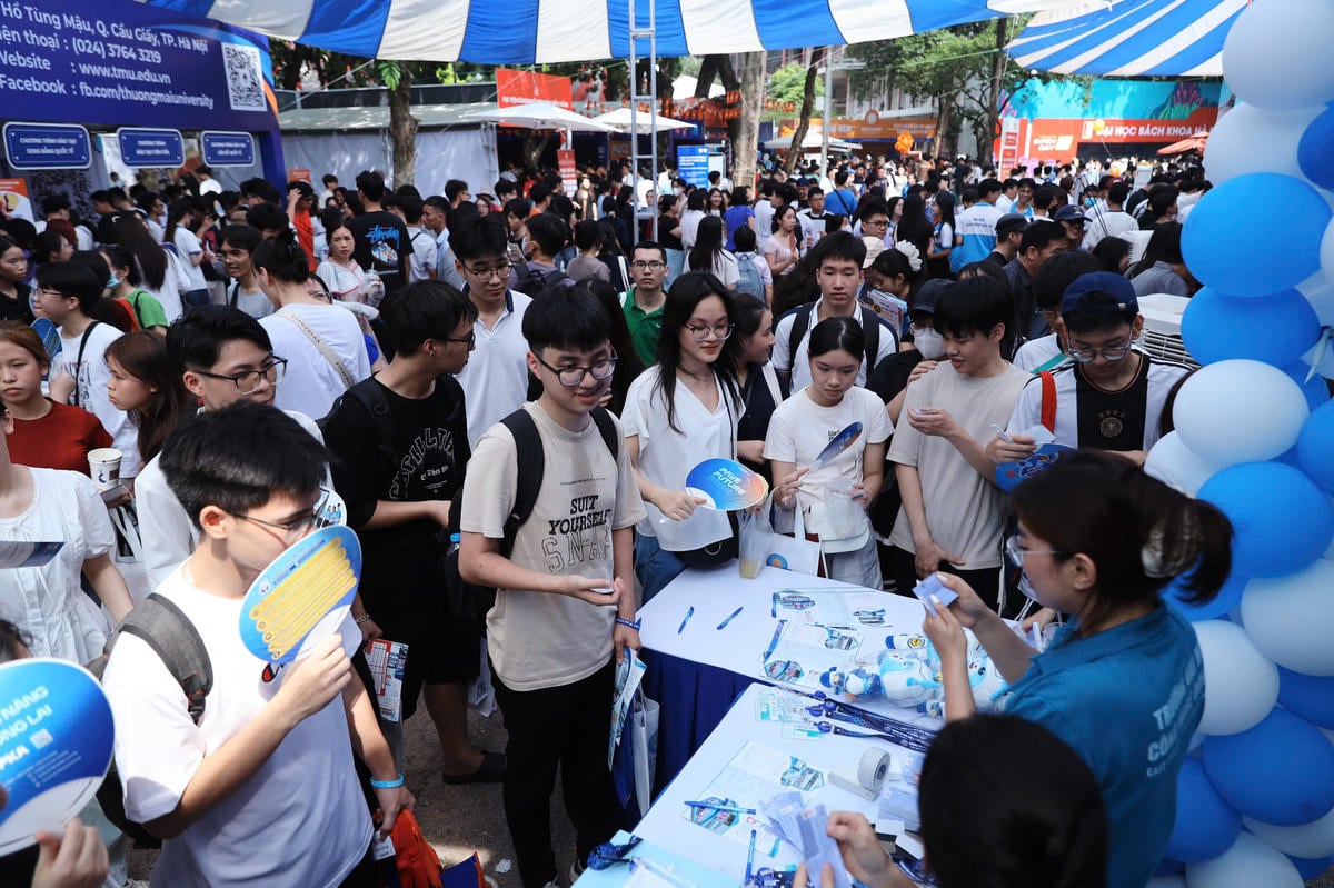 Kandidaterna får information om universitetet.