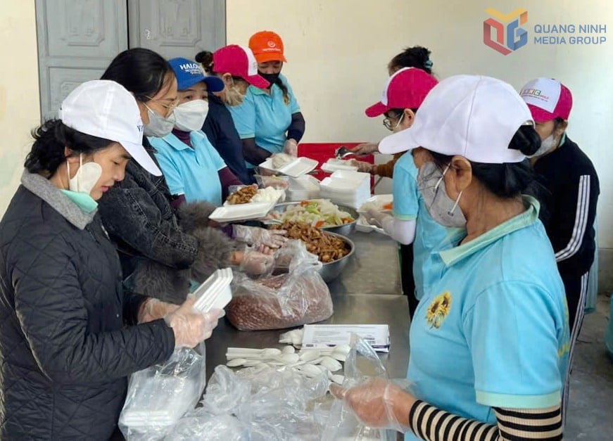 Volontärer från Sunflower Club förbereder ris för att dela ut till missgynnade patienter som vårdas på Bai Chay-sjukhuset.