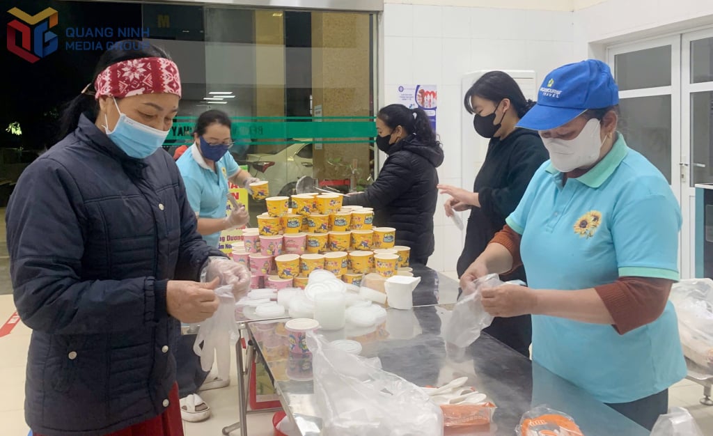 Grötportionerna togs till Bai Chay-sjukhuset av volontärer från Sunflower Club klockan 5:30 för att delas ut gratis till patienter och deras familjer i nöd.