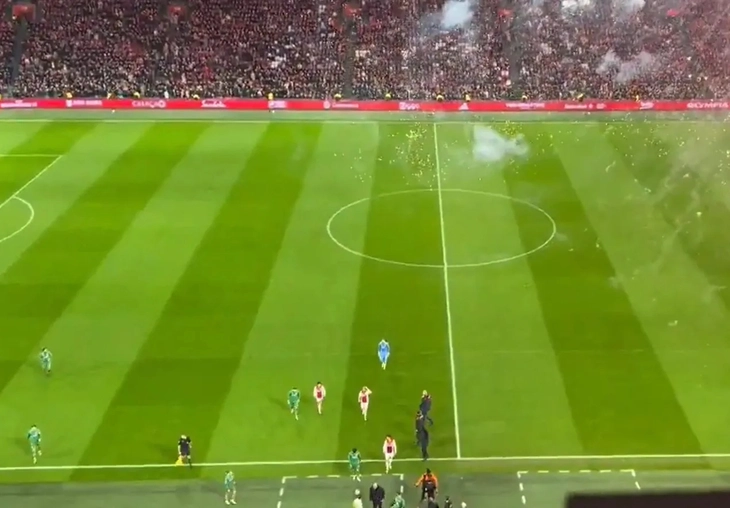 Ajax phải hủy bỏ trận đấu vì màn pháo sáng - Ảnh 2.