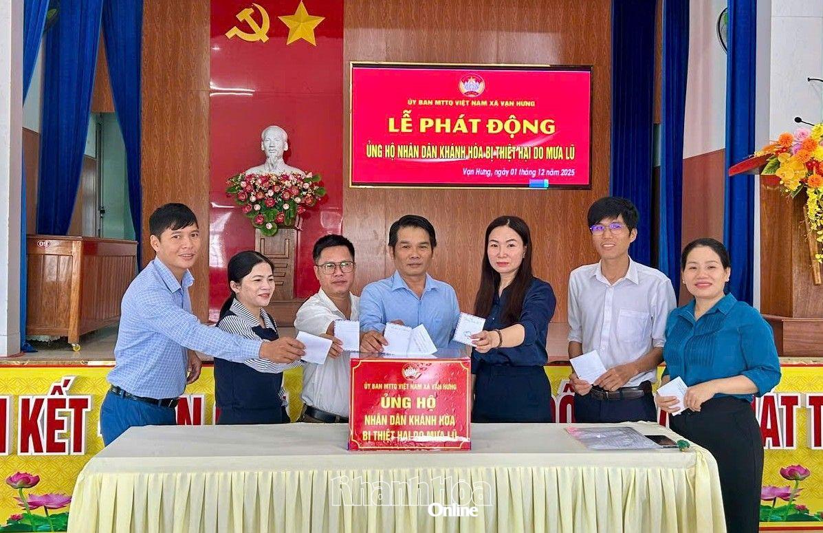 Úředníci, vedoucí představitelé a obyvatelé obce Van Hung se podíleli na darování na podporu lidí postižených povodněmi.