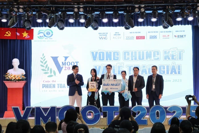 Trường ĐH Luật Hà Nội trở thành quán quân VMoot cấp quốc gia năm 2025 - Ảnh 2.