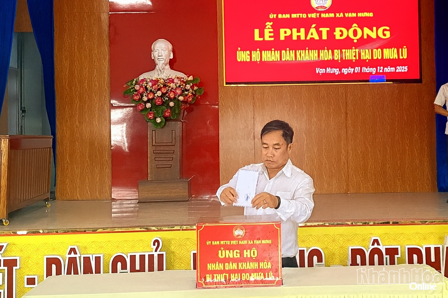 Vedoucí představitelé obce Van Hung se zapojili do podpory lidí postižených povodněmi.