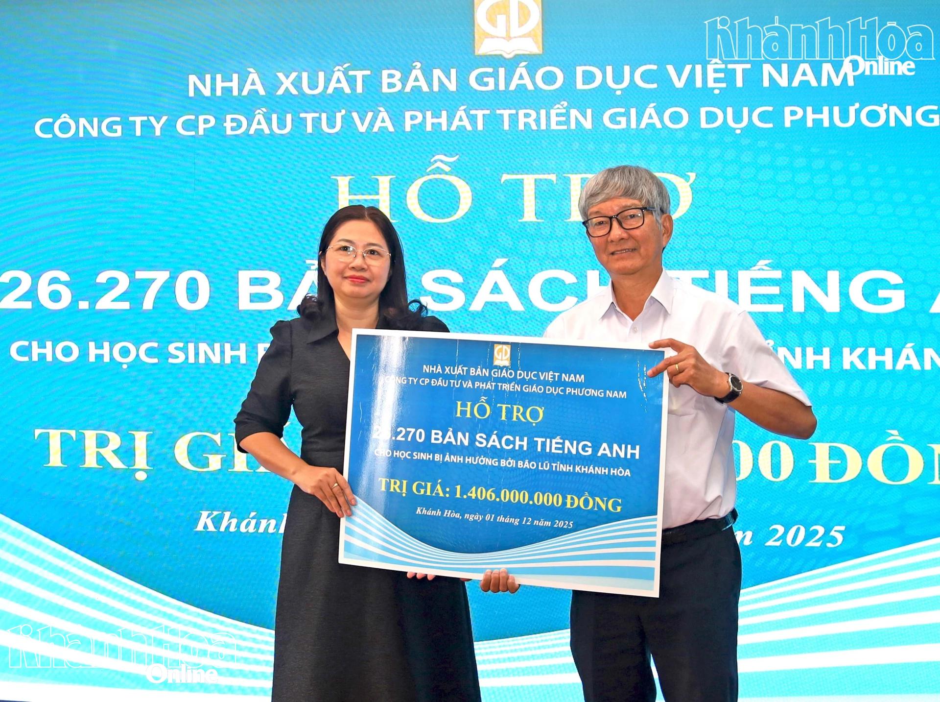 A Phuong Nam Education Investment and Development Joint Stock Company presenteou os líderes do Departamento de Educação e Treinamento de Khanh Hoa com uma placa simbólica contendo livros em inglês.