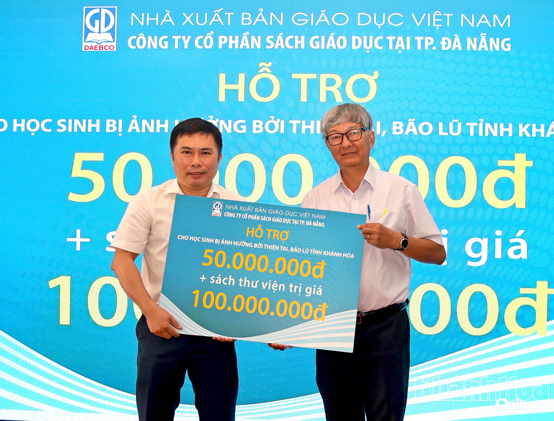 Representantes da Sociedade Anônima de Livros Educacionais da cidade de Da Nang entregaram uma placa simbólica de apoio financeiro e livros para bibliotecas aos dirigentes do Departamento de Educação e Treinamento de Khanh Hoa.