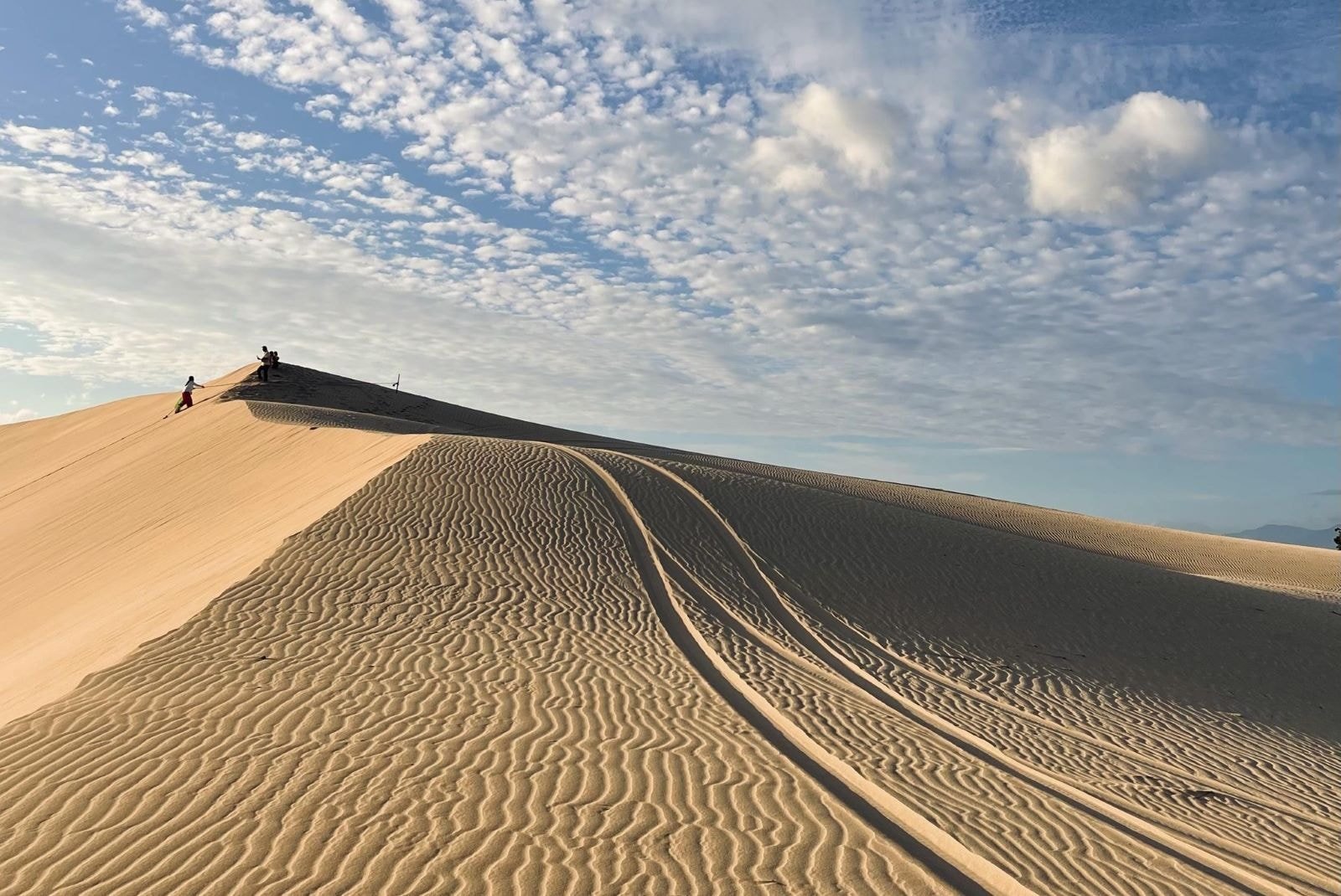 المناظر الطبيعية الشاسعة لكثبان نام كوونغ الرملية
