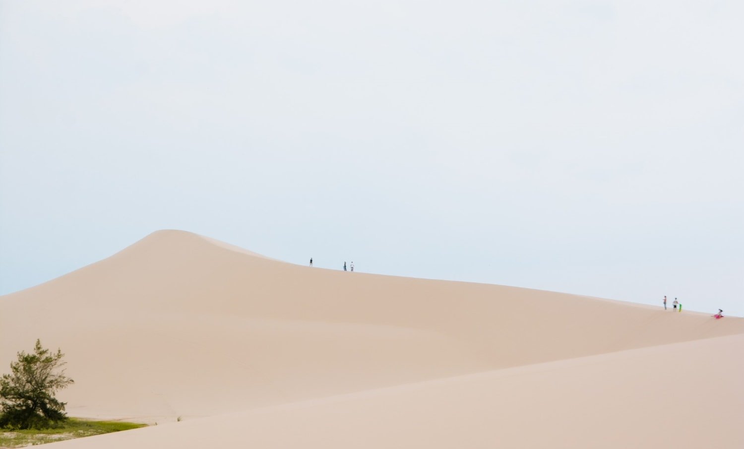 Nam Cuongs sanddyner med böljande gyllene sandsluttningar under den blå himlen.