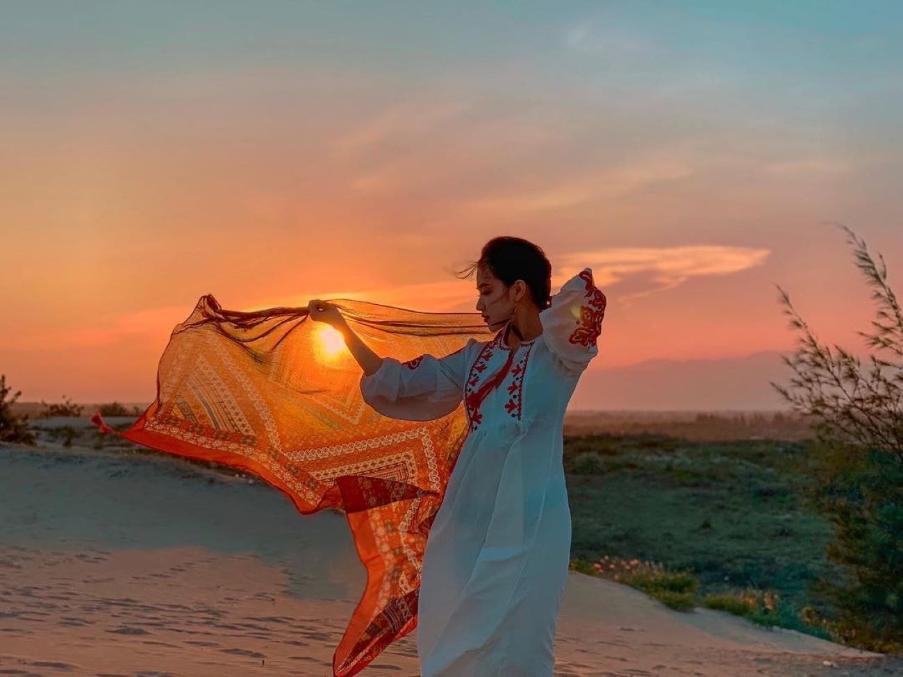 Den strålande solnedgången på sandkullen Nam Cuong.