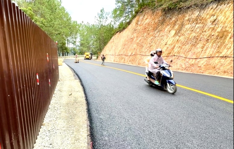 Lâm Đồng: Mở đường tạm qua đèo Mimosa, khôi phục giao thông sau 10 ngày tê liệt do sạt lở- Ảnh 1.