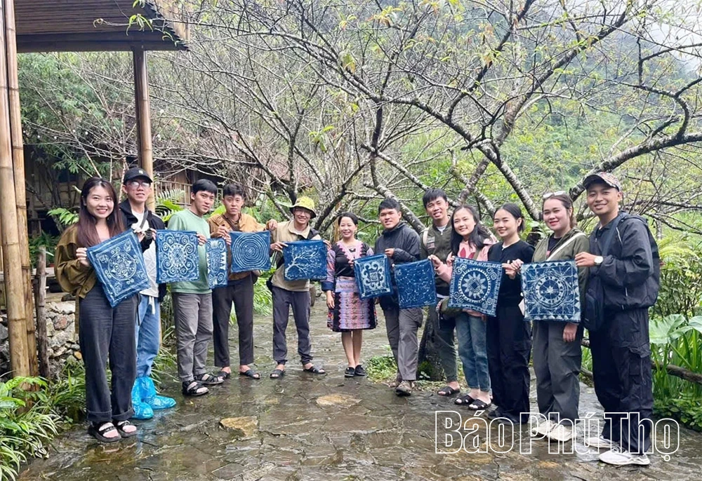 De persoon die het gemeenschapstoerisme in het dorp Mong 