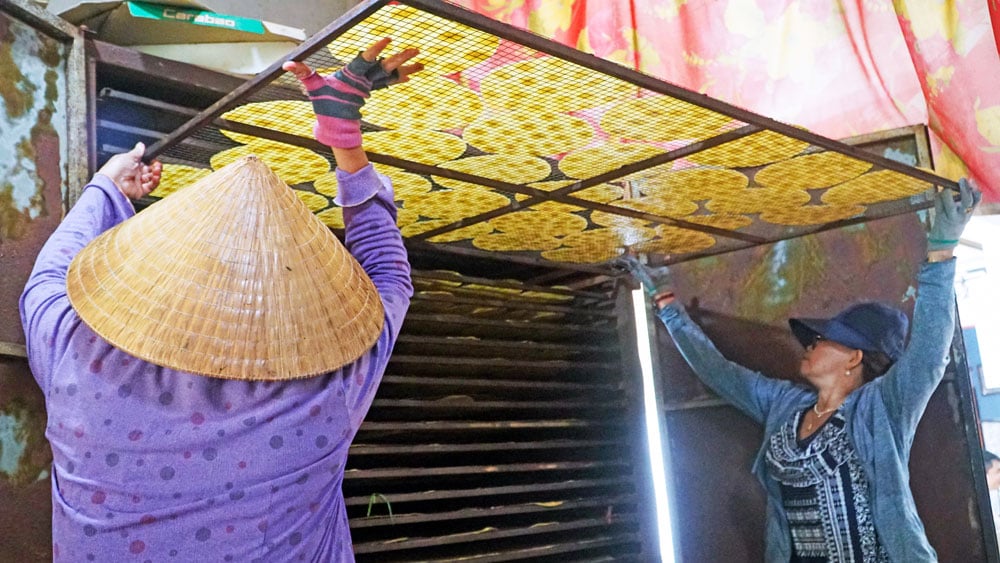 Bên cạnh bánh phồng nếp truyền thống, có cả nhiều loại bánh khác: bánh phồng mì, bánh phồng sữa, bánh phồng chuối, bánh đa, bánh tráng…

