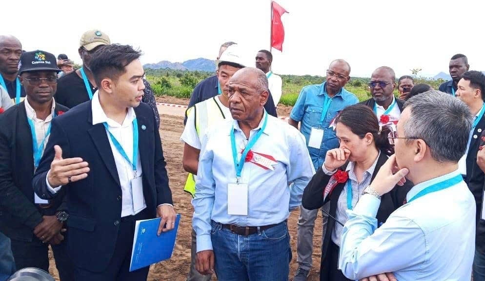 Bộ trưởng Bộ Nông nghiệp và Lâm nghiệp Angola đi thăm các điểm dự án đầu tư nông - lâm nghiệp của Tập đoàn. Ảnh: Xuan Thien Group.