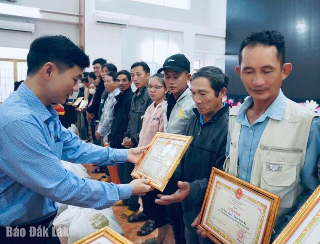 Секретарь парткома коммуны Донг Суан Нгуен Чунг Там вручил отдельным лицам почетные грамоты Народного комитета коммуны.